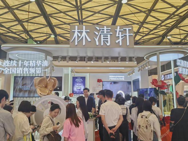 自然堂等美妆企业亮相美博会！AG真人网页【现场】家化、(图12)